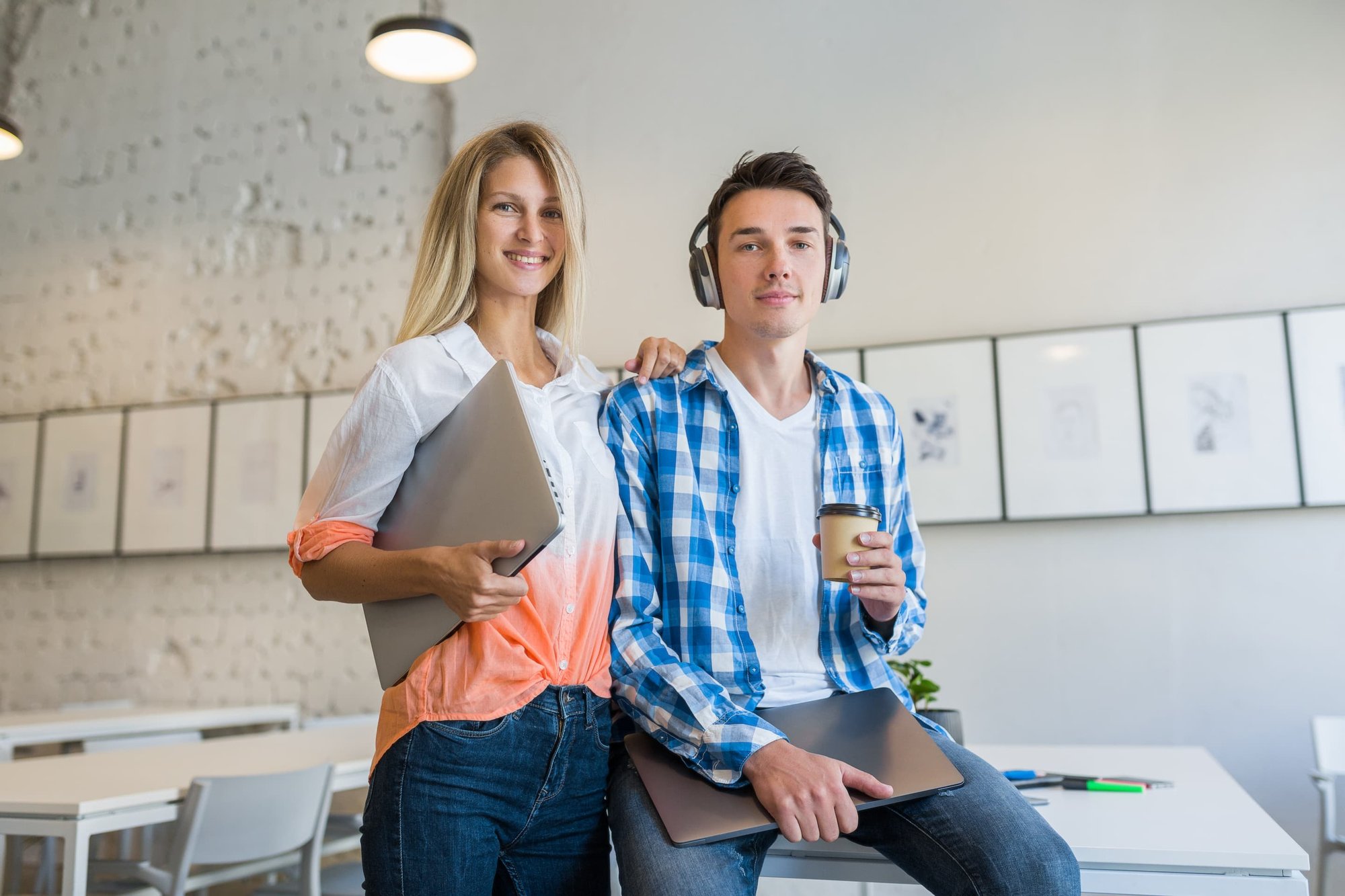 cool-jovenes-con-estilo-en-la-oficina-de-coworking (1)
