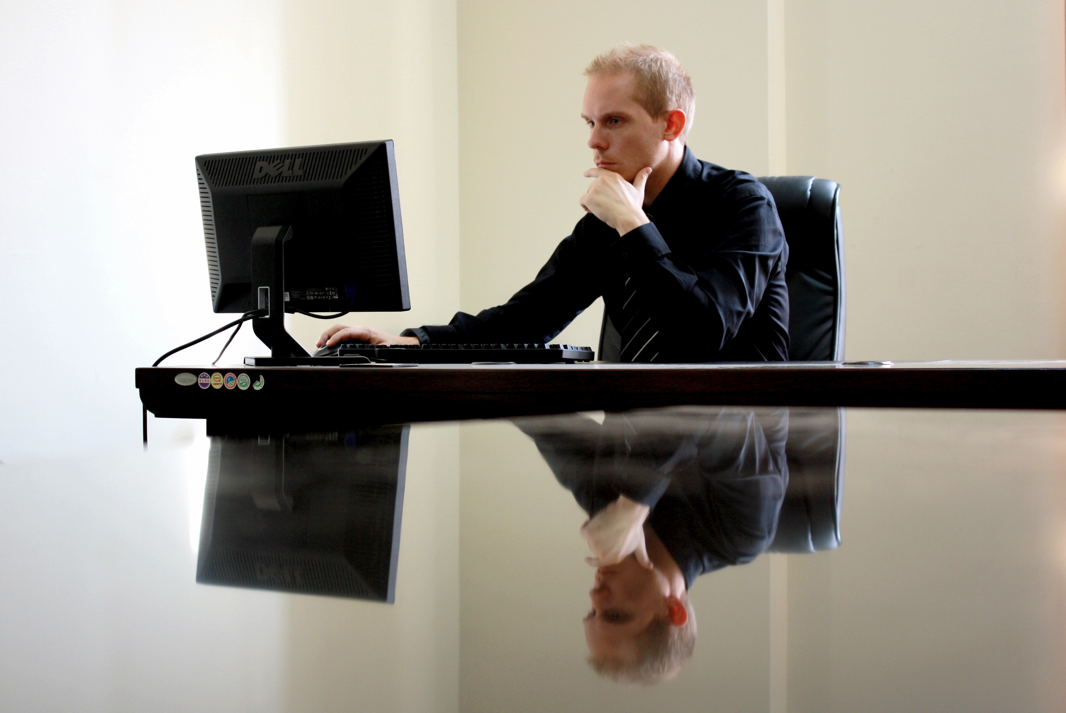 businessman-man-desk-working-90333