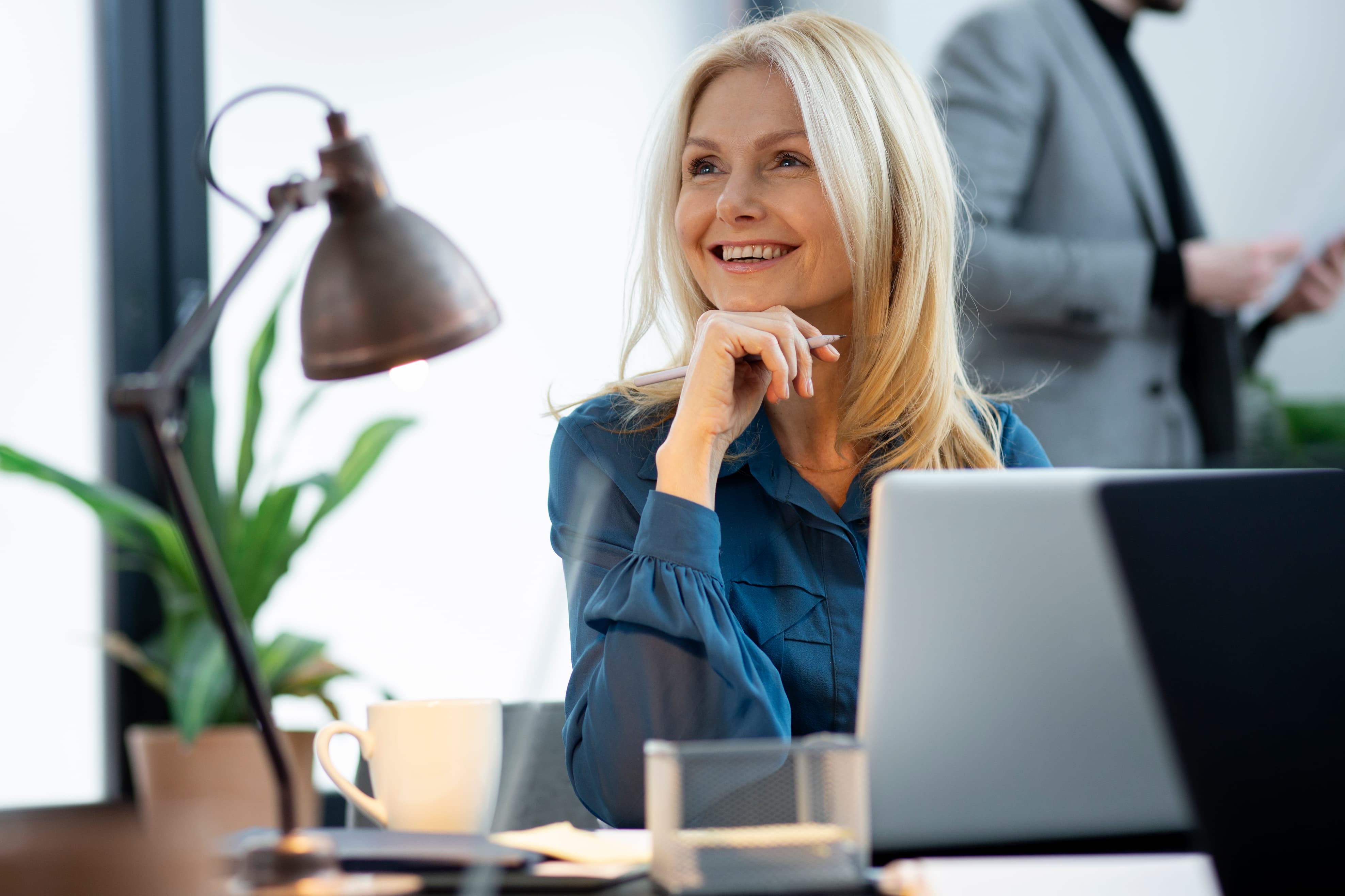 close-up-smiley-woman-work (1)